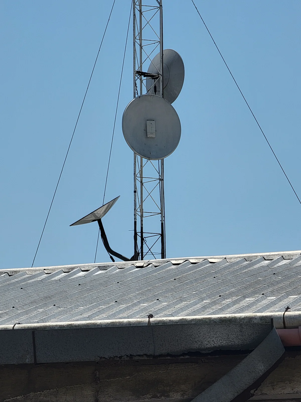 Antenas de telecomunicaciones instaladas en torre