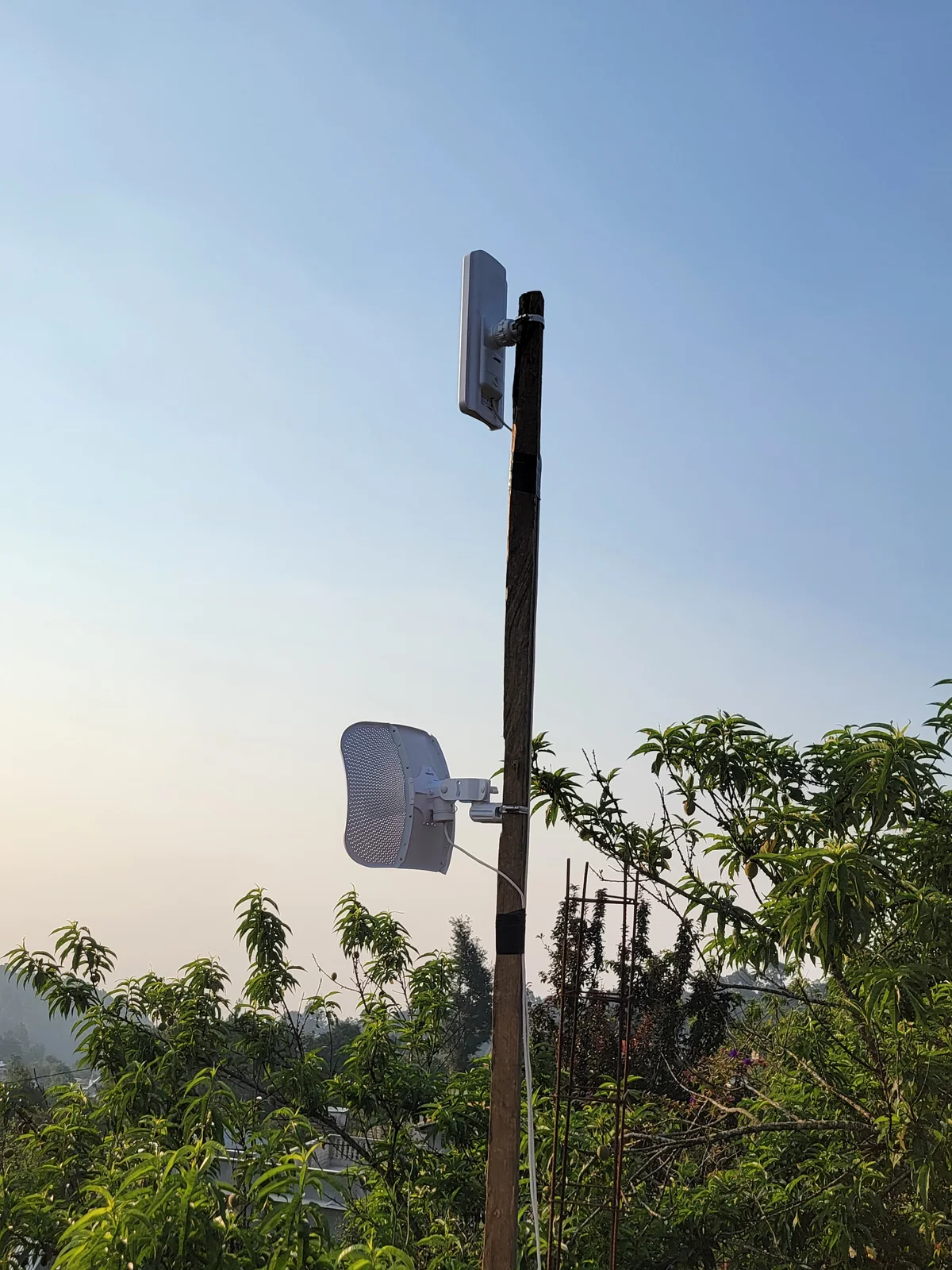 Antenas de enlace inalámbrico instaladas en un mástil