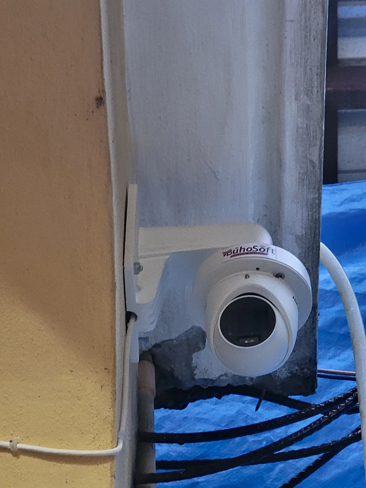 Cámara BuhoSoft instalada en una columna