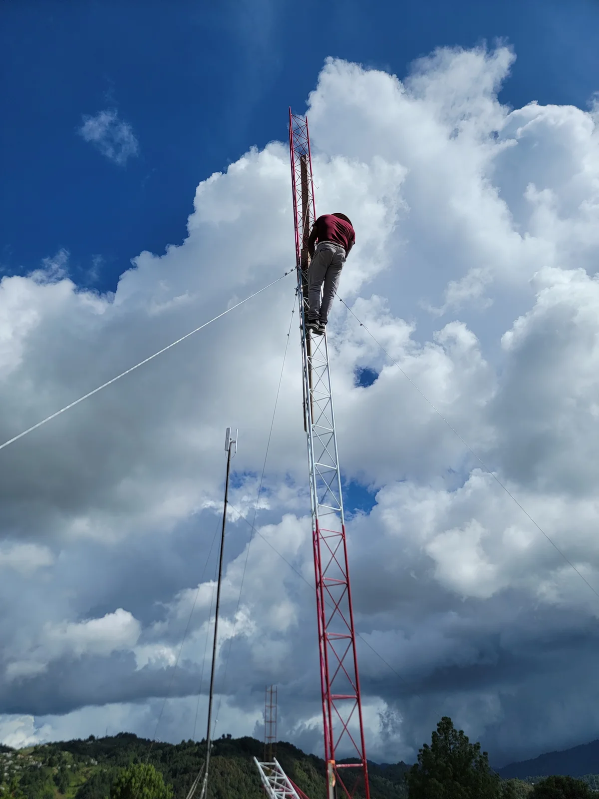 Trabajo de instalación en torre de telecomunicaciones