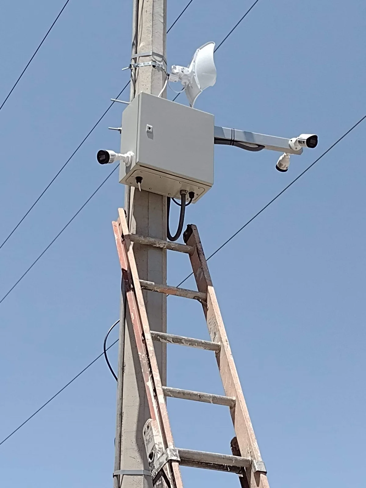 Cámaras de vigilancia y enlace inalámbrico en poste